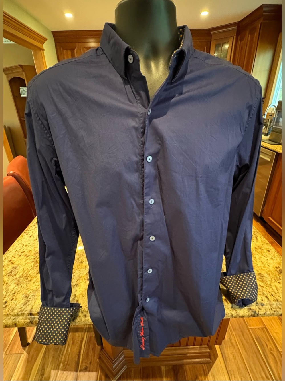 Robert Graham men’s button front luxury shirt. Sharp navy w/contrast cuffs. M
